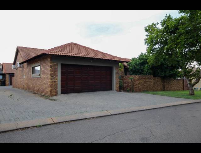 3 BEDROOM TOWNHOUSE FOR SALE IN THATCHFIELD